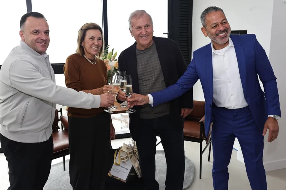 Brinde de entrega da obra com Zico