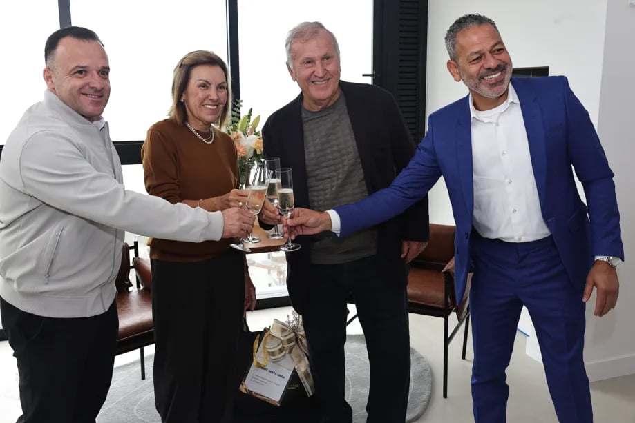 Brinde de entrega com Zico e os sócios da Campos